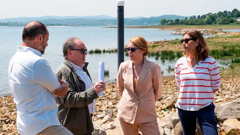 Visita de los políticos al pantano del Ebro.