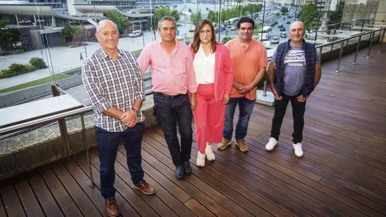 Alcaldes pedáneos y concejales en la rueda de prensa.