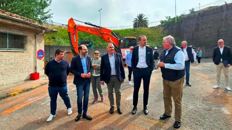 Visita al aparcamiento en el exterior de la Feria de Ganado.