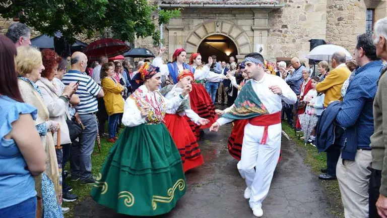 Grupo de danzantes en las fiestas de San Antonio en Renedo.