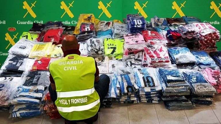 Camisetas incautadas por la Guardia Civil.