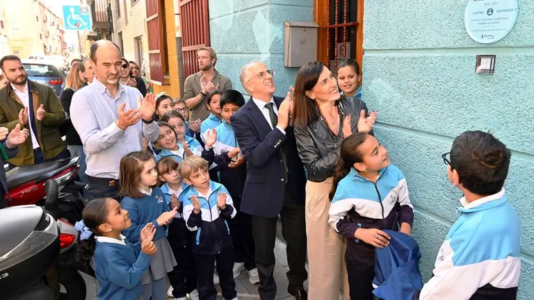 Instalaci&oacute;n de la placa en honor al Padre Carballo.
