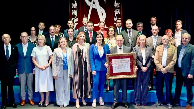 Autoridades en la entrega de la Medalla de Oro.