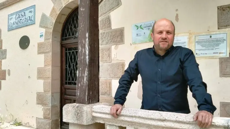 El alcalde de Bárcena de Pié de Concha, Agustín Mantecón (PRC), en el exterior de la Casa Consistorial. R.A.