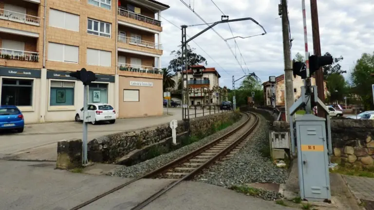 Paso a nivel en La Cavada, en Riotuerto. R.A.