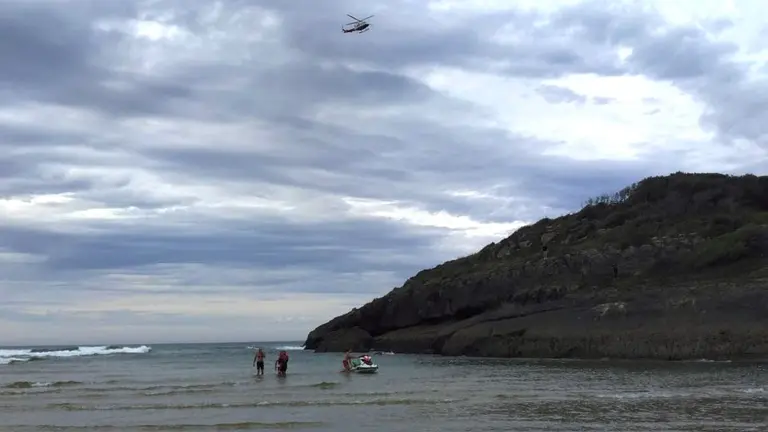 Un momento del rescate en la playa.