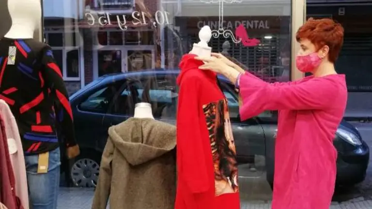 Dependienta en una tienda de ropa en Santo&ntilde;a. R.A.