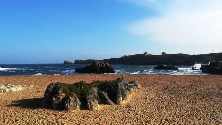 Playa de San Juan de la Canal en Soto de la marina. R.A.
