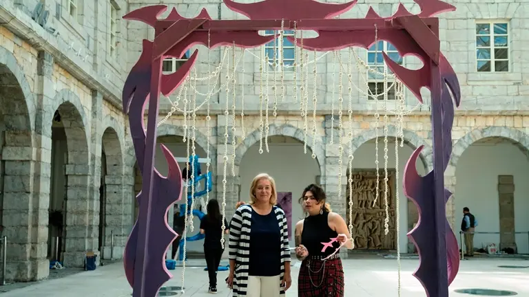 La exposici&oacute;n se encuentra en el patio del Parlamento.