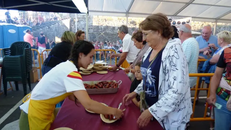 Reparto de chorizo en San Mam&eacute;s. R.A.