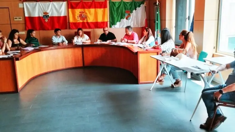 Concejales en el Pleno de Noja. R.A.