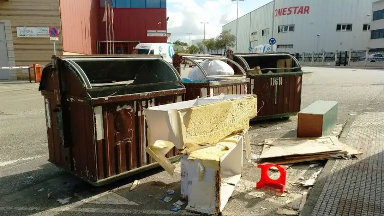 Basura fuera de los contenedores en Camargo.