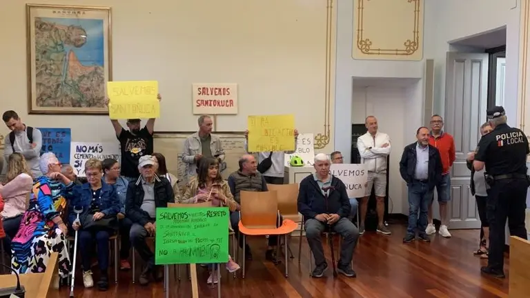 Los vecinos acudieron al Pleno de Santoña.