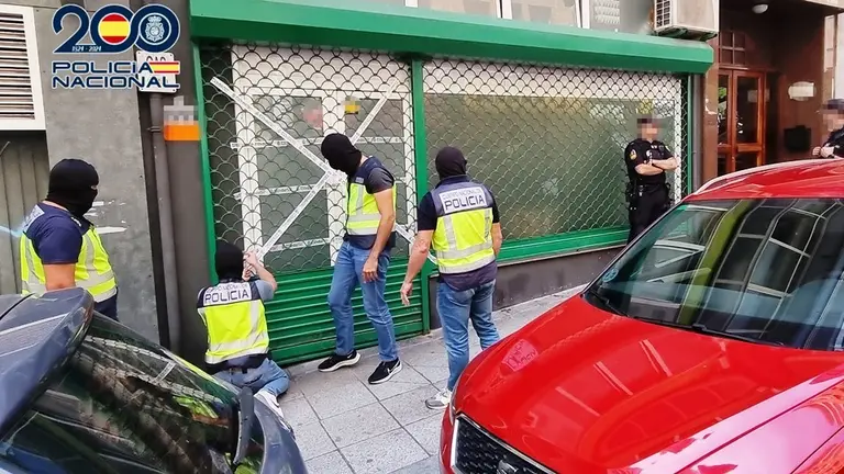 Local precintado por los agentes.