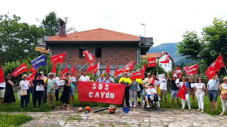 Trabajadores en la concentración fuera del Ayuntamiento.