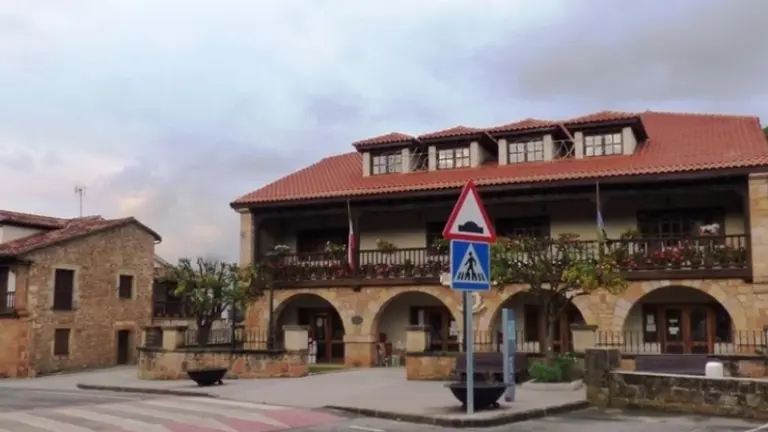 Casa Consistorial de Alfoz de Lloredo. R.A.