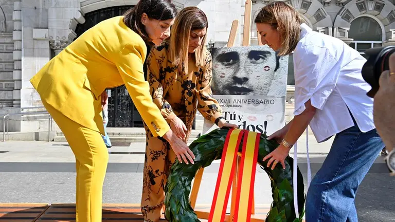 Colocaci&oacute;n de la corona junto a la imagen.