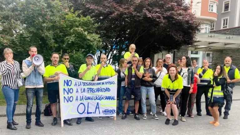 Concentraci&oacute;n de la plantilla de la OLA de Santander.