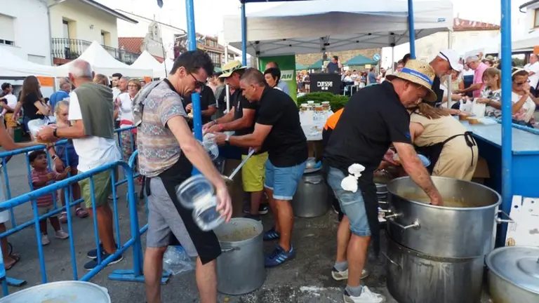 Reparto del marmite en San Esteban. R.A.