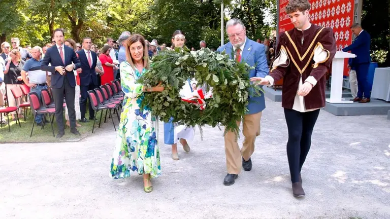 Ofrenda floral en el Día de las Instituciones.