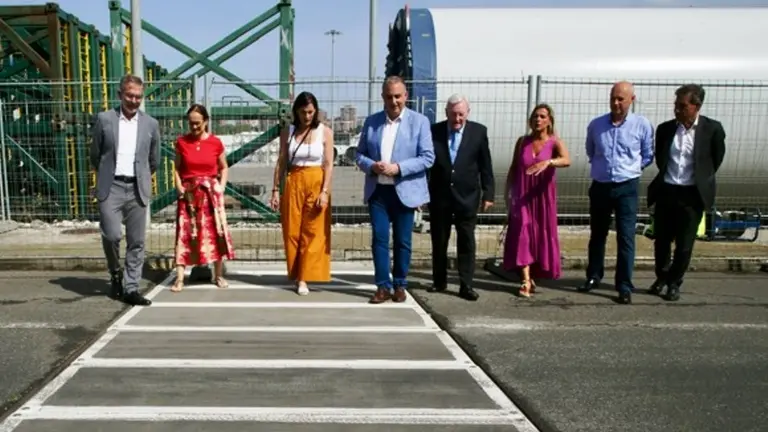 Los pol&iacute;ticos durante la visita a las obras de saneamiento en Santander.