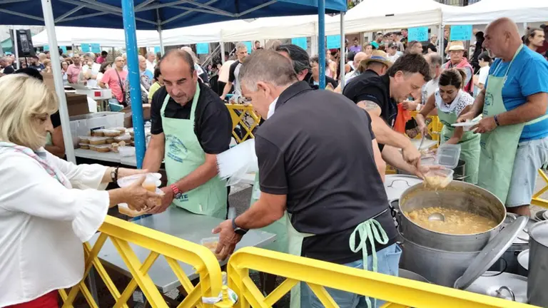 Filas para degustar el marmite. R.A.