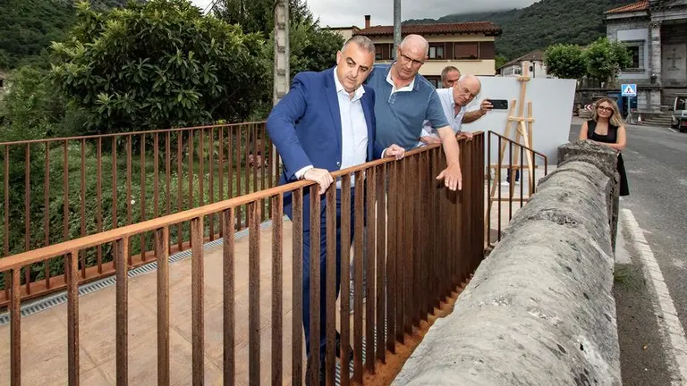 Las autoridades políticas visitan la pasarela de Arredondo.