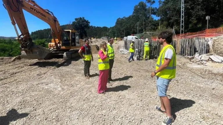 Obras en la v&iacute;a ferroviaria en Parbay&oacute;n.