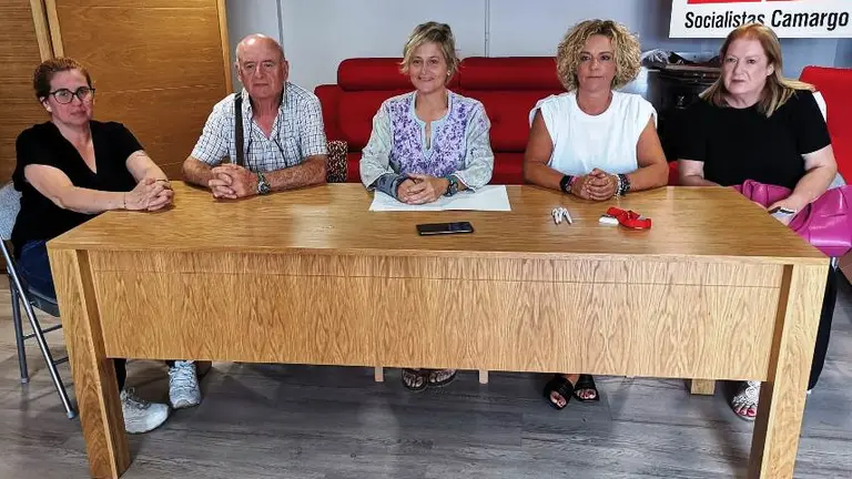 Representantes del PSOE de Camargo en la rueda de prensa.