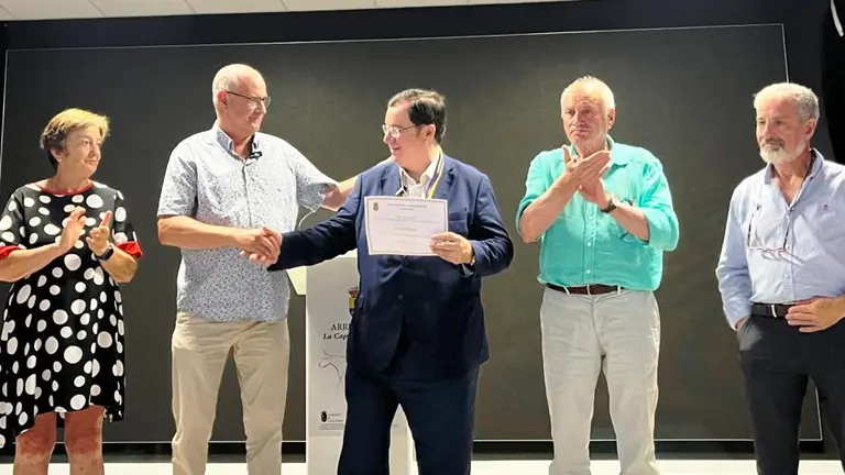 Un momento de la concesión del título de Hijo Predilecto de Arredondo.