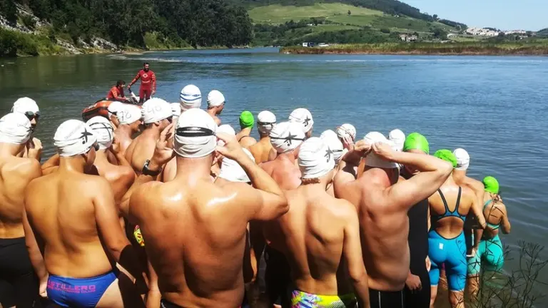 Nadadores en la Travesía del río Pas.