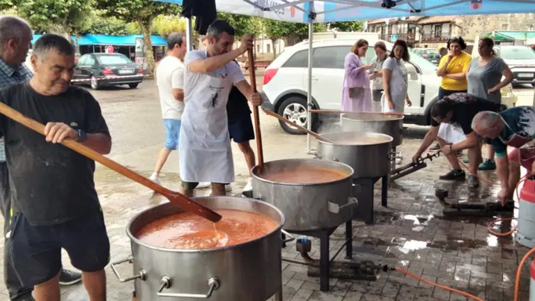 El marmite se cocin&oacute; en cuatro ollas. R.A.