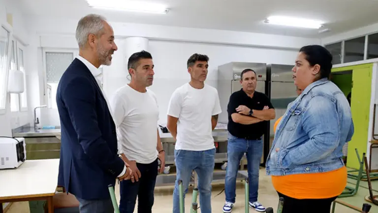 Las autoridades políticas visitan el colegio.