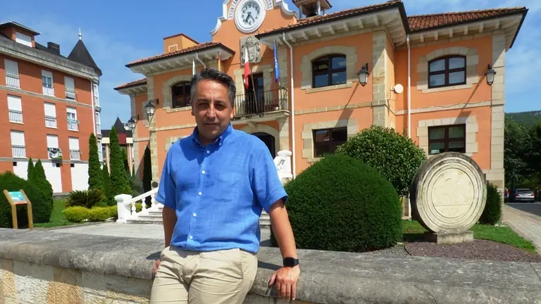 El alcalde de Piélagos, Carlos Caramés, en el exterior del Ayuntamiento. R.A