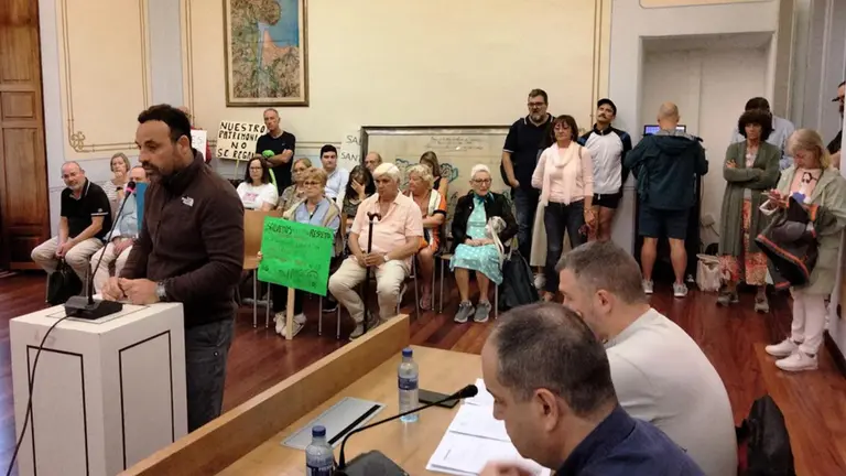 Los vecinos de la Plataforma en el Pleno de la Corporación de Santoña. R.A.