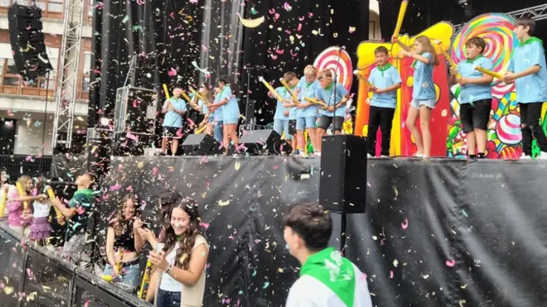 Un momento del lanzamiento del confet&iacute;. R.A.