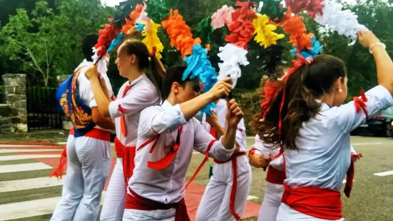 Grupo de danzantes. Facebook Ayuntamiento de Ruesga.