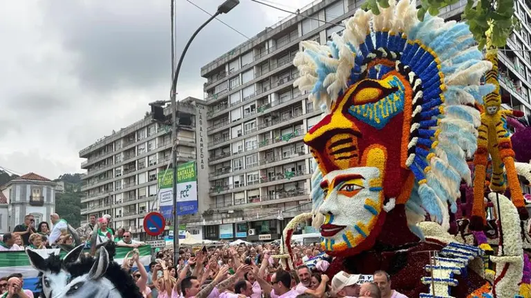 Carroza vencedora en la Batalla de Flores en Laredo.