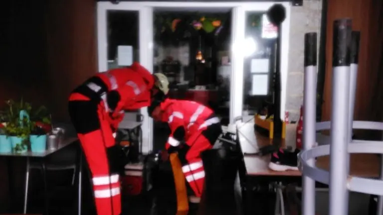 Bomberos en el local de Noja.