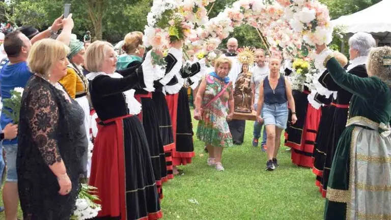 Ofrenda floral a la Virgen de Valencia.