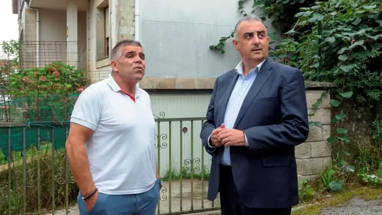 El consejero de Fomento y el alcalde de Argoños.