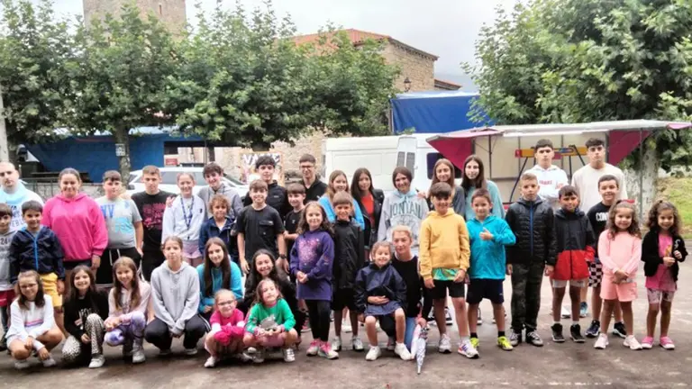 Ni&ntilde;os que participaron en la gymkhana rural en valle. R.A.