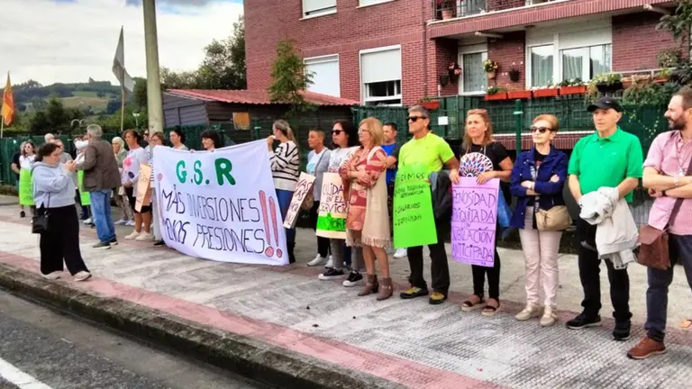 Un momento de la protesta frente a la Residencia en Gama. R.A.