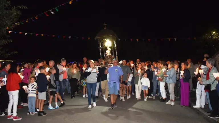 Los vecinos portan la imagen de La Quemada.