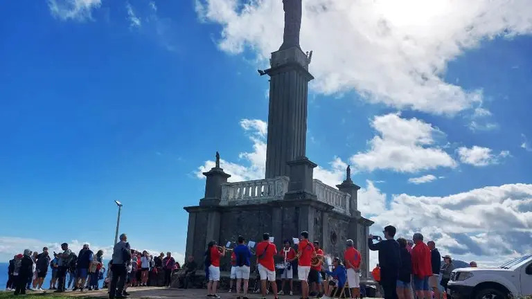 Los romeros en el Alto de Castro Urdiales.
