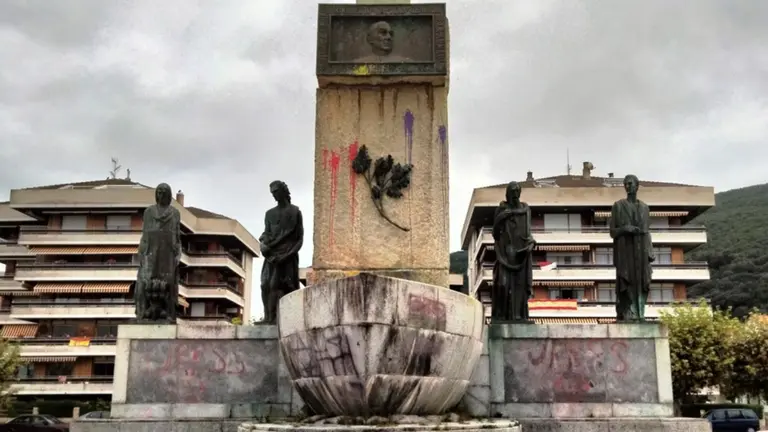 Pintura en el monumento a Carrero Blanco en Santoña. R.A.