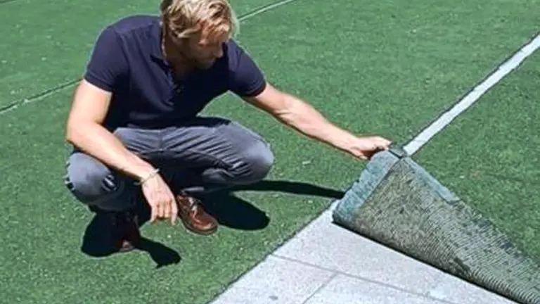 Felipe Pi&ntilde;a observa el c&eacute;sped.