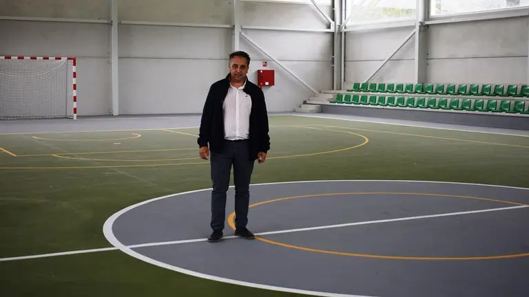 El alcalde Carlos Caramés en el pabellón de Arce.