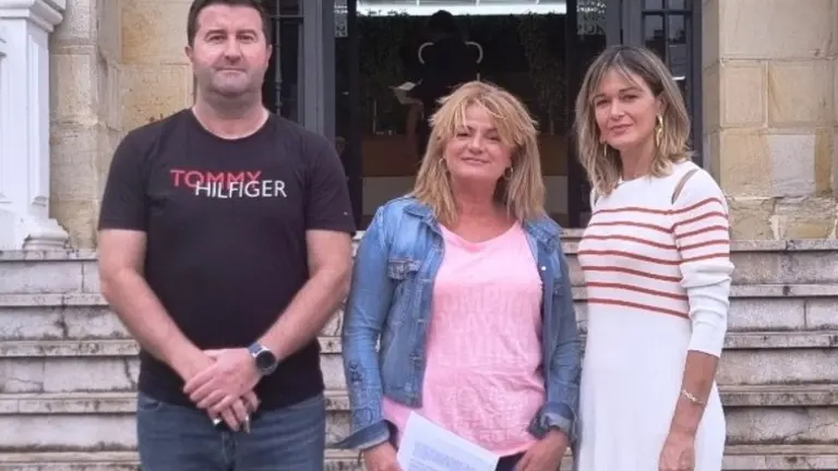 Representantes de los tres Grupos políticos.