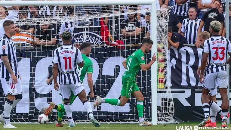 El Racing metió el gol de penalti.